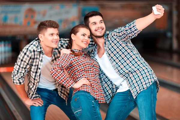 Des amis qui s'amusent au bowling club — Photo