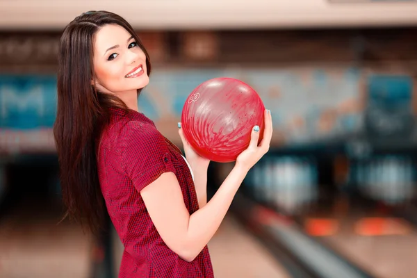 Kvinna som håller i en bowlingboll — Stockfoto