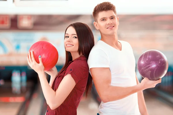 Hombre y mujer en el club de bolos — Foto de Stock