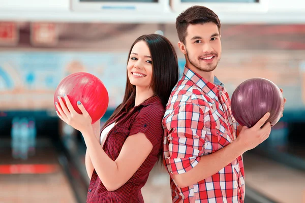 Hombre y mujer en el club de bolos — Foto de Stock