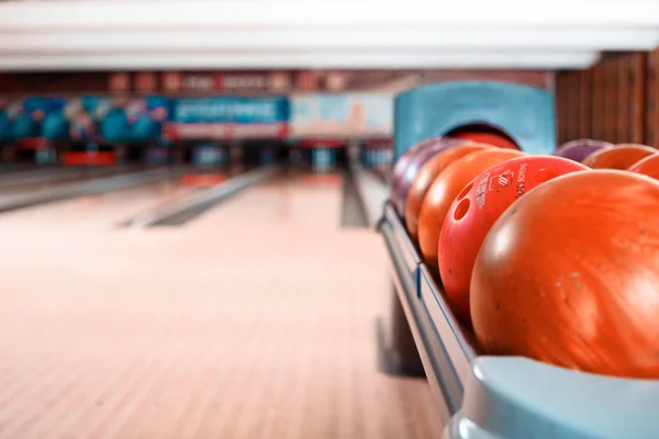 Boules de bowling allongées sur une piste de bowling — Photo