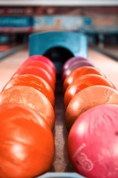 Rote Bowlingkugeln — Stockfoto