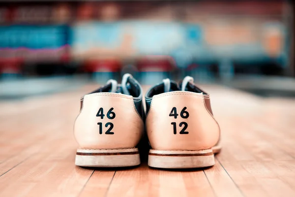 Sapatos de boliche deitado na pista de boliche — Fotografia de Stock