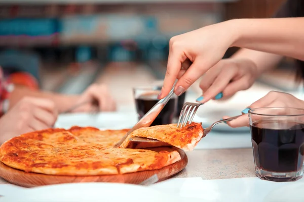 Pessoas comendo pizza — Fotografia de Stock