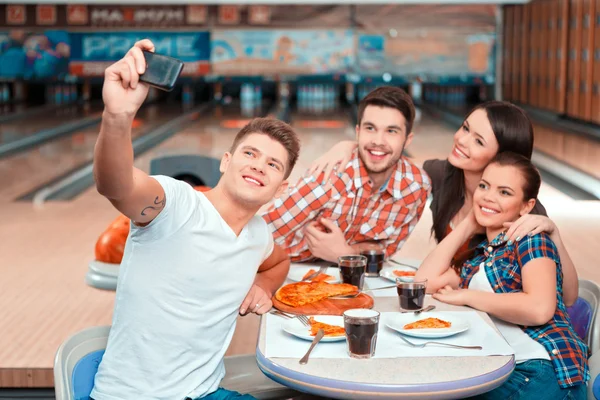 피자를 먹는 동안 selfie을 하는 사람들 — 스톡 사진