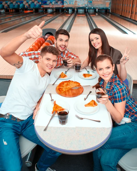 Firma isst Pizza und zeigt Daumen hoch — Stockfoto