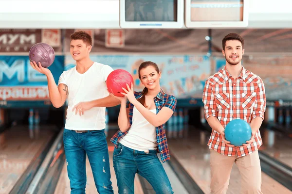 Unga människor anläggning bowling bollar — Stockfoto