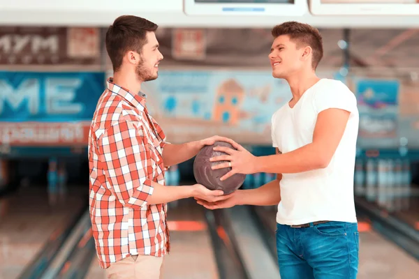 Deux amis tenant une boule de bowling — Photo