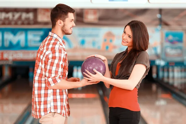 Hombre y mujer sosteniendo una bola de bolos — Foto de Stock