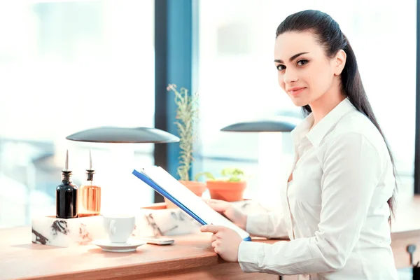 Bella giovane donna che fa pranzo di lavoro — Foto Stock