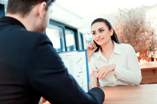 Mooie jonge ondernemers met een lunch — Stockfoto