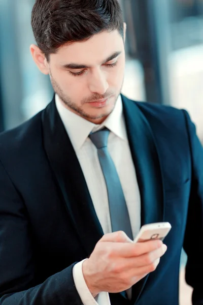 Uomo d'affari in giacca e cravatta digitando un messaggio — Foto Stock