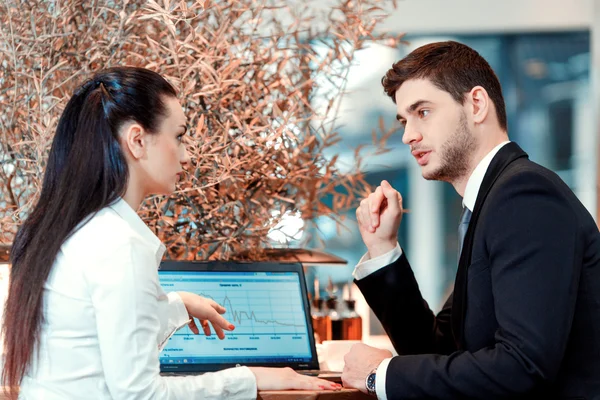 Empresarios comiendo algo — Foto de Stock