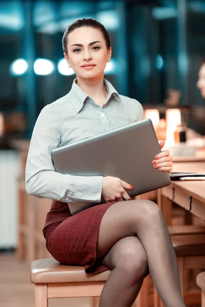 Zakenvrouw bedrijf laptop — Stockfoto