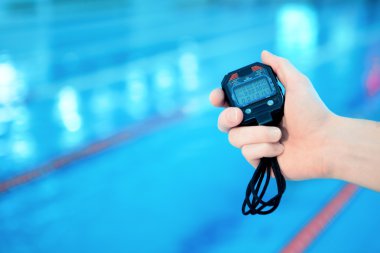 Yüzme antrenörü onun Kronometreyi arıyor