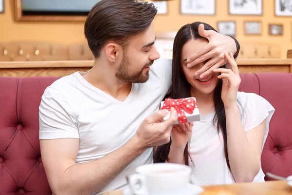 Mannen ger sin flickvän en presentförpackning — Stockfoto