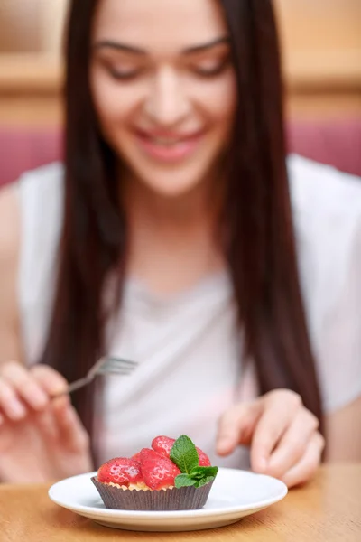 Mulher degustando um bolo de morango — Fotografia de Stock