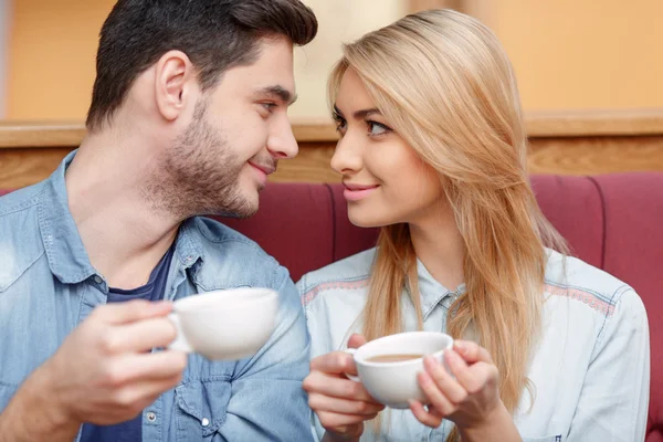 Couple enjoying coffee — Stock Photo, Image