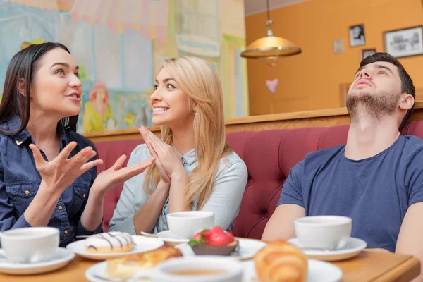 Hermosos jóvenes en la cafetería —  Fotos de Stock