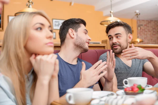 Hermosos jóvenes en la cafetería — Foto de Stock