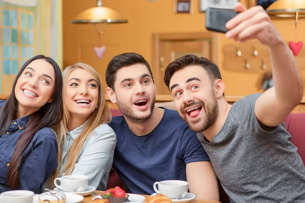 Hermosos jóvenes en la cafetería — Foto de Stock