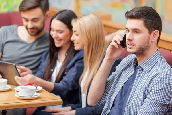 Vackra unga människor i caféet — Stockfoto