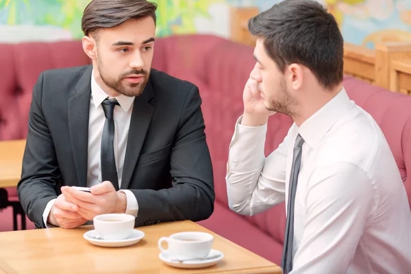 Zakenlieden drinken koffie — Stockfoto