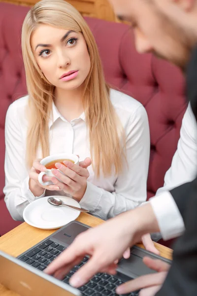 Makan siang bisnis di restoran — Stok Foto