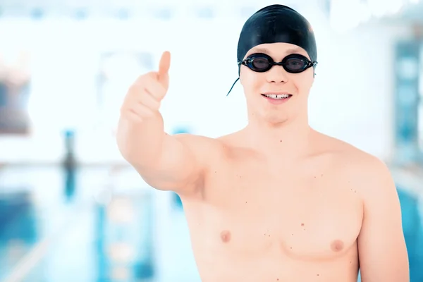 Junger Mann im Schwimmbad — Stockfoto