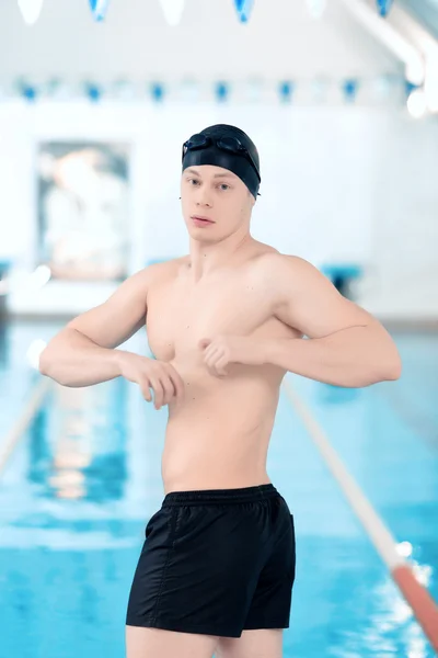 Junger Mann im Schwimmbad — Stockfoto