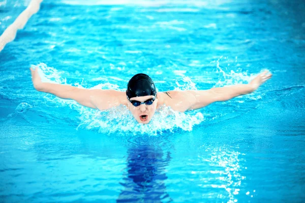 Nadador realizando o curso de borboleta — Fotografia de Stock