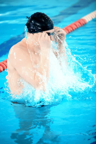 Fiatal férfi a medencében — Stock Fotó
