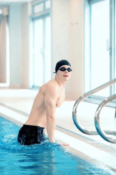 Junger Mann im Schwimmbad — Stockfoto