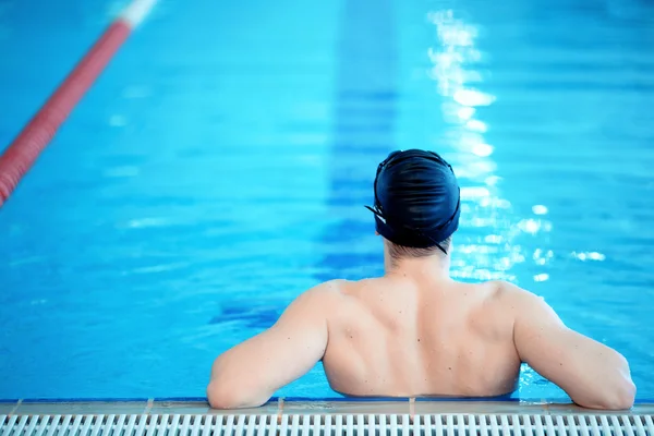 Junger Mann im Schwimmbad — Stockfoto