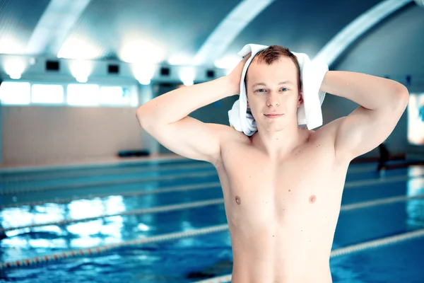 Young man in swimming pool — Stock Photo, Image