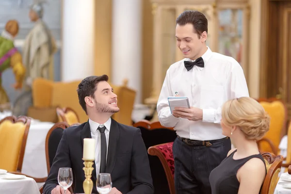 Attraktives Paar besucht Luxusrestaurant — Stockfoto