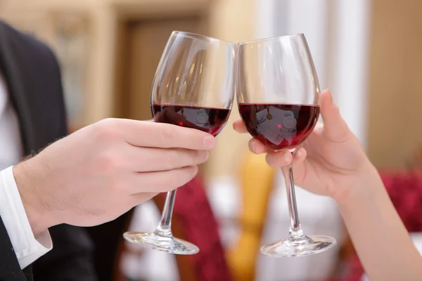 Pareja bebiendo vino — Foto de Stock