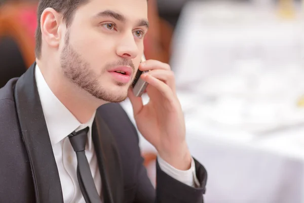 Businessman talking over his mobile phone — Stock Photo, Image