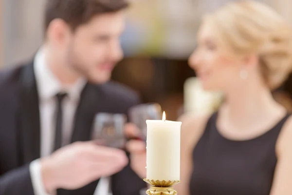 Vela ardente com um belo jovem casal — Fotografia de Stock