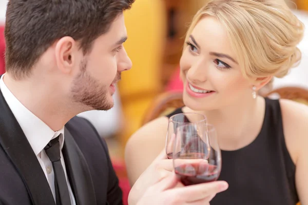 Joven pareja bebiendo vino — Foto de Stock