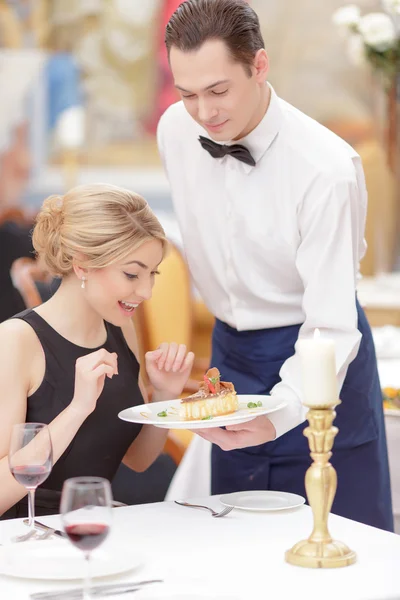 Chef serving dessert to  woman — Stock Photo, Image