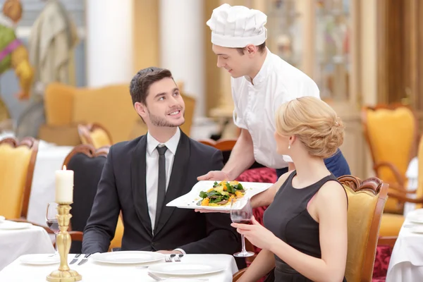 Atractiva pareja visitando restaurante de lujo — Foto de Stock