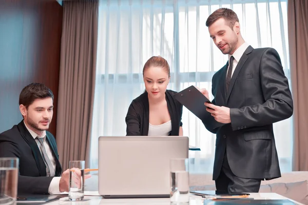 Zakelijke bijeenkomst met collega 's — Stockfoto