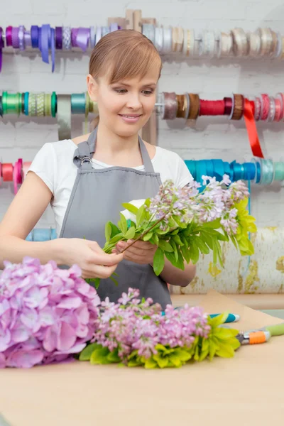 Floristen arbeiten mit Blumen — Stockfoto