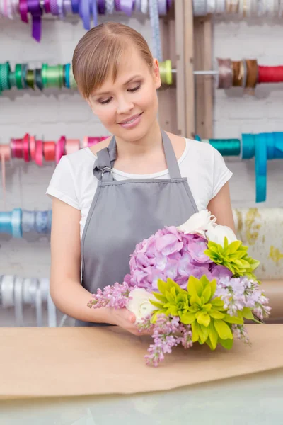 Florist arbete med blommor — Stockfoto