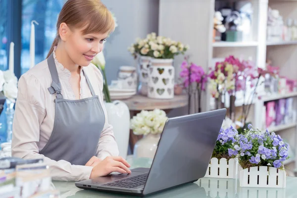 Floristin arbeitet am Laptop — Stockfoto