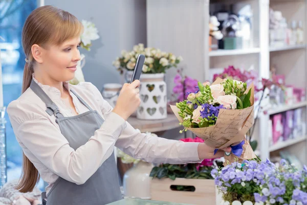 Fiorista che fa foto di un mazzo — Foto Stock