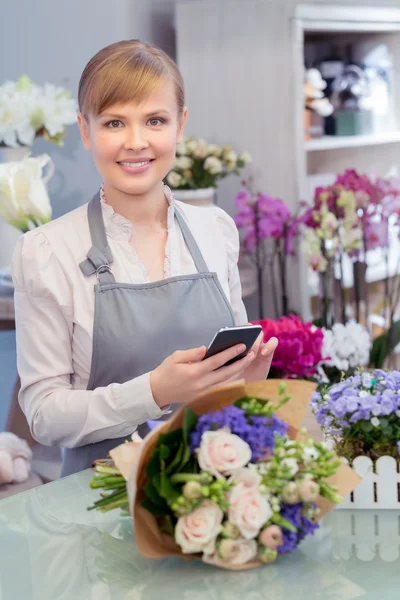 Floristin mit dem Telefon in der Hand — Stockfoto