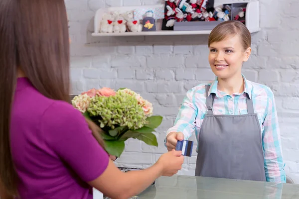 Betala med kreditkort på blomsteraffär — Stockfoto