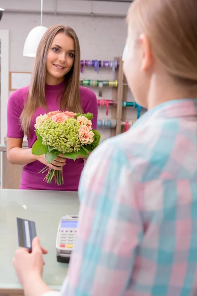 Paying with credit card at florist shop — Stock Photo, Image